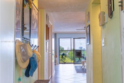 Condo in Hallandale Beach, Florida, 2 bedrooms № 2256329 - photo 9