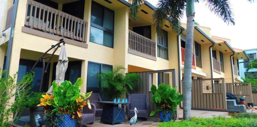 Townhouse in Pompano Beach, Florida 2 bedrooms, 123.37 sq.m. № 2083107