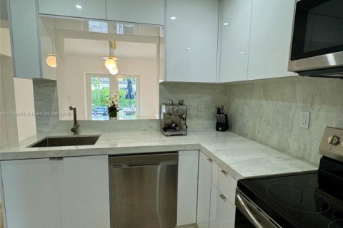 House in North Miami, Florida 4 bedrooms, 141.12 sq.m. № 1865303 - photo 25