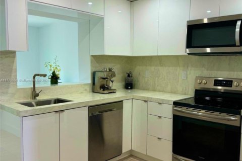 House in North Miami, Florida 4 bedrooms, 141.12 sq.m. № 1865303 - photo 26