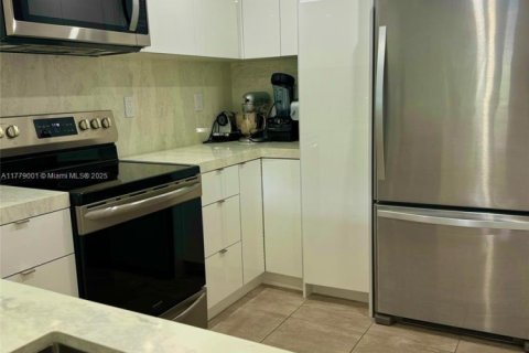 House in North Miami, Florida 4 bedrooms, 141.12 sq.m. № 1865303 - photo 27