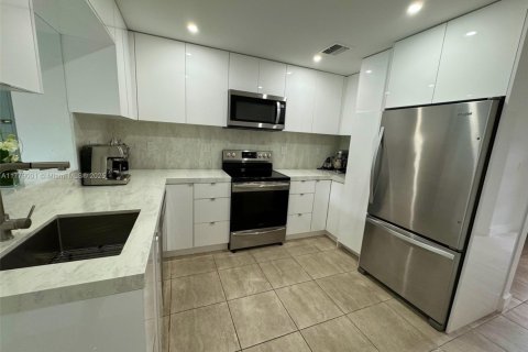 House in North Miami, Florida 4 bedrooms, 141.12 sq.m. № 1865303 - photo 24
