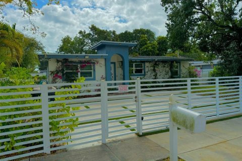 House in North Miami, Florida 4 bedrooms, 141.12 sq.m. № 1865303 - photo 3