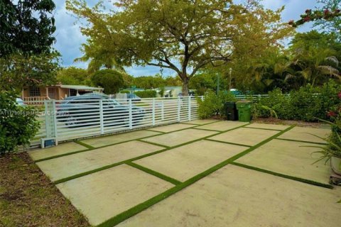 House in North Miami, Florida 4 bedrooms, 141.12 sq.m. № 1865303 - photo 5