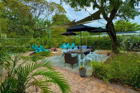 House in North Miami, Florida 4 bedrooms, 141.12 sq.m. № 1865303 - photo 13