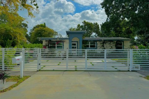 House in North Miami, Florida 4 bedrooms, 141.12 sq.m. № 1865303 - photo 1