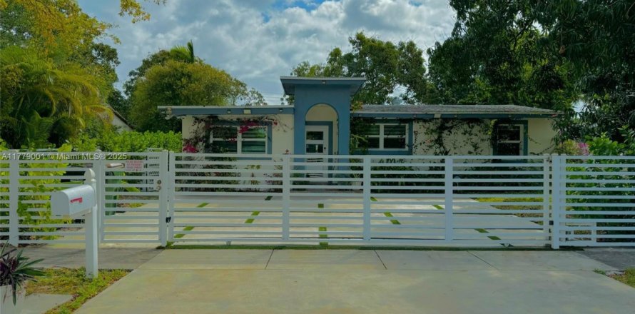 House in North Miami, Florida 4 bedrooms, 141.12 sq.m. № 1865303
