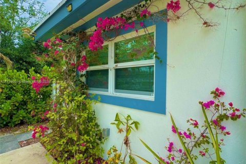 House in North Miami, Florida 4 bedrooms, 141.12 sq.m. № 1865303 - photo 8