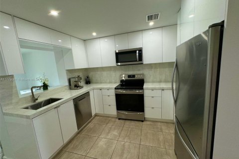 House in North Miami, Florida 4 bedrooms, 141.12 sq.m. № 1865303 - photo 23
