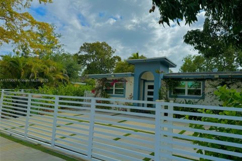 House in North Miami, Florida 4 bedrooms, 141.12 sq.m. № 1865303 - photo 2