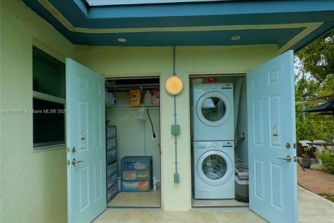 House in North Miami, Florida 4 bedrooms, 141.12 sq.m. № 1865303 - photo 21