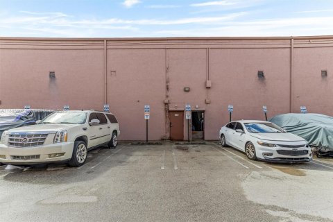 Propiedad comercial en venta en Miami, Florida № 1931615 - foto 8