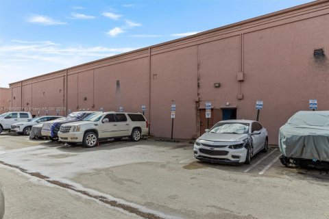 Propiedad comercial en venta en Miami, Florida № 1931615 - foto 9