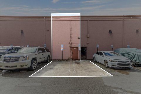 Propiedad comercial en venta en Miami, Florida № 1931615 - foto 7