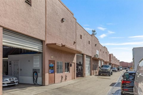 Propiedad comercial en venta en Miami, Florida № 1931615 - foto 4