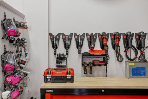 Propiedad comercial en venta en Miami, Florida № 1931615 - foto 24