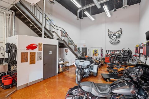 Propiedad comercial en venta en Miami, Florida № 1931615 - foto 10