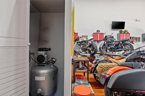 Propiedad comercial en venta en Miami, Florida № 1931615 - foto 22