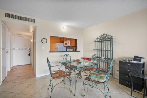 Condo in Aventura, Florida, 1 bedroom  № 1926308 - photo 8