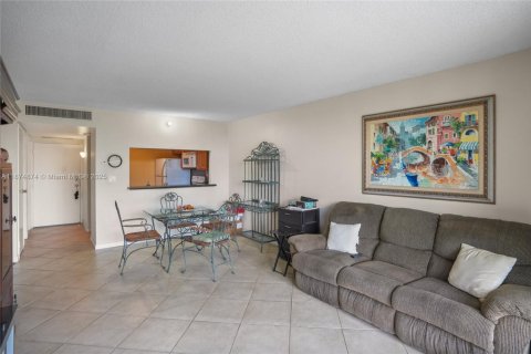Condo in Aventura, Florida, 1 bedroom  № 1926308 - photo 6