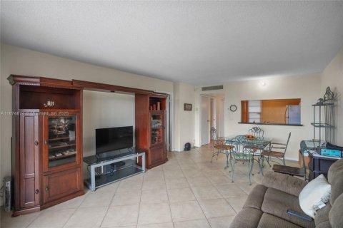 Condo in Aventura, Florida, 1 bedroom  № 1926308 - photo 7