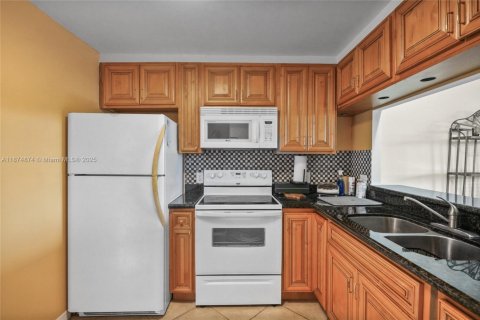 Condo in Aventura, Florida, 1 bedroom  № 1926308 - photo 9