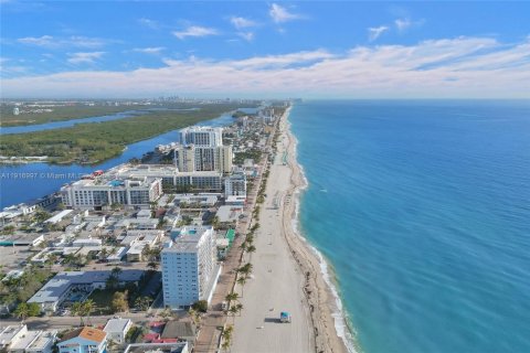 Condominio en venta en Hollywood, Florida, 1 dormitorio, 50.17 m2 № 1973819 - foto 13