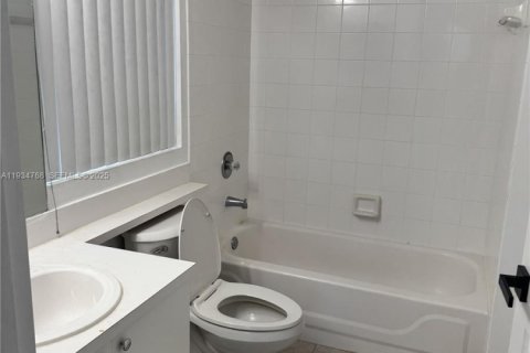 Condominio en alquiler en Fort Lauderdale, Florida, 2 dormitorios, 97.92 m2 № 1992942 - foto 4