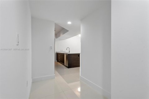 Condo in Miami, Florida, 2 bedrooms  № 2370015 - photo 2