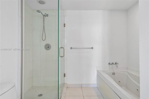 Condo in Miami, Florida, 2 bedrooms  № 2370015 - photo 18