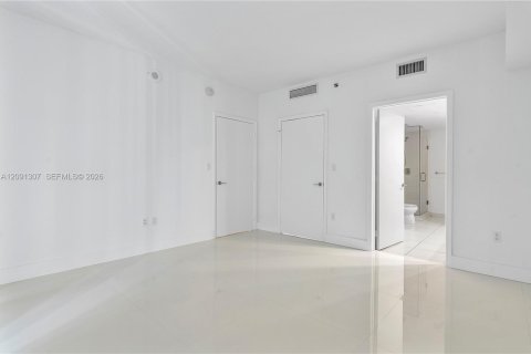 Condo in Miami, Florida, 2 bedrooms  № 2370015 - photo 11