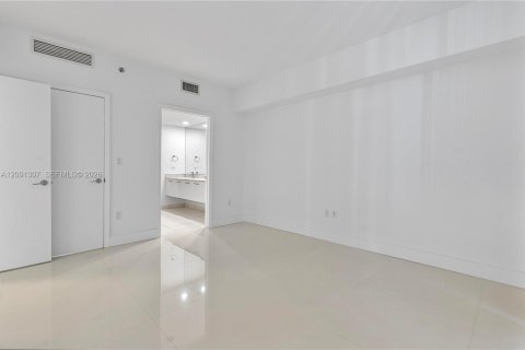 Condo in Miami, Florida, 2 bedrooms  № 2370015 - photo 10