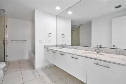 Condo in Miami, Florida, 2 bedrooms  № 2370015 - photo 16