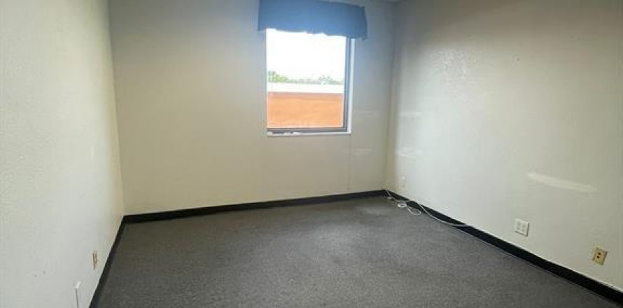 Propiedad comercial en Lauderhill, Florida № 1033714