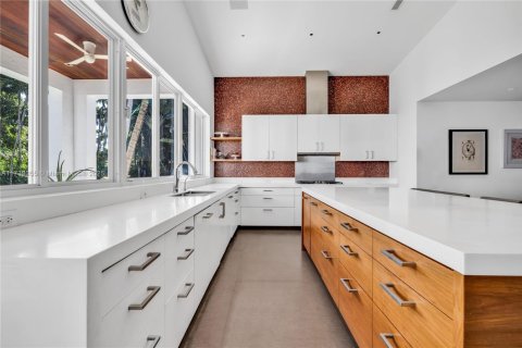 House in Miami Beach, Florida 7 bedrooms, 532.79 sq.m. № 1487667 - photo 13