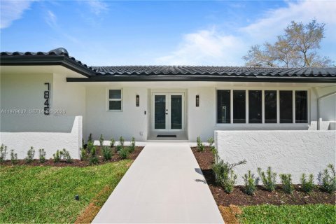 Villa ou maison à vendre à Palmetto Bay, Floride: 4 chambres, 261.24 m2 № 2044380 - photo 2