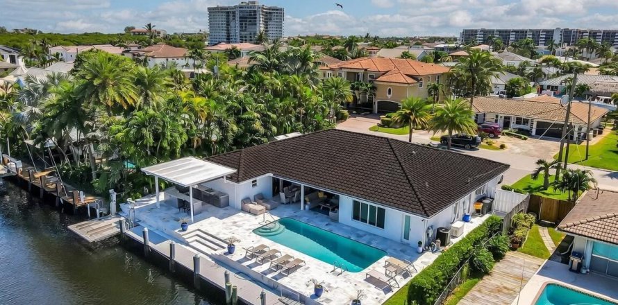 House in Boca Raton, Florida 4 bedrooms, 207.17 sq.m. № 2177826