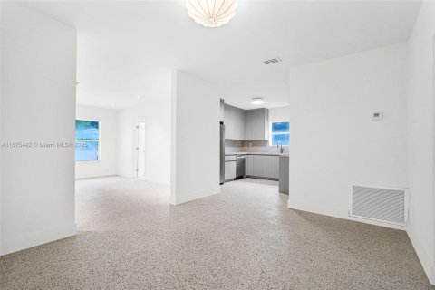 Casa en alquiler en Miami, Florida, 4 dormitorios, 127.37 m2 № 1896358 - foto 7