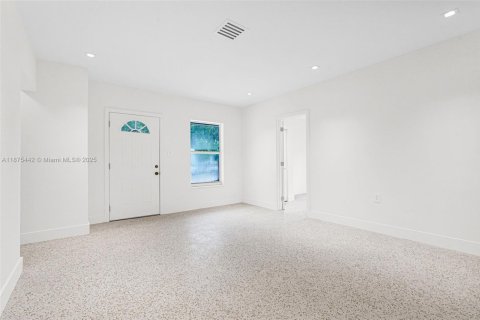 Casa en alquiler en Miami, Florida, 4 dormitorios, 127.37 m2 № 1896358 - foto 24