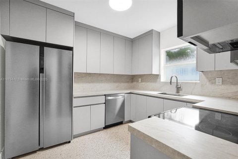 Casa en alquiler en Miami, Florida, 4 dormitorios, 127.37 m2 № 1896358 - foto 5