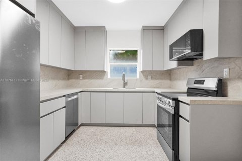 Casa en alquiler en Miami, Florida, 4 dormitorios, 127.37 m2 № 1896358 - foto 19