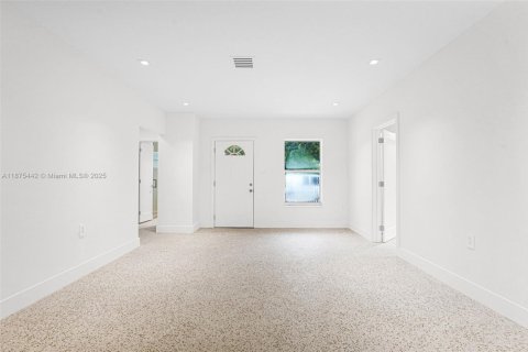 Casa en alquiler en Miami, Florida, 4 dormitorios, 127.37 m2 № 1896358 - foto 8