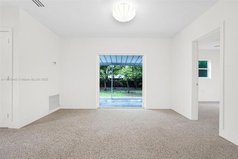 Casa en alquiler en Miami, Florida, 4 dormitorios, 127.37 m2 № 1896358 - foto 6