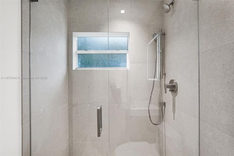 Casa en alquiler en Miami, Florida, 4 dormitorios, 127.37 m2 № 1896358 - foto 13