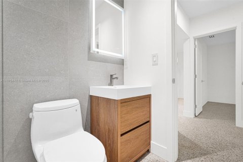 Casa en alquiler en Miami, Florida, 4 dormitorios, 127.37 m2 № 1896358 - foto 11