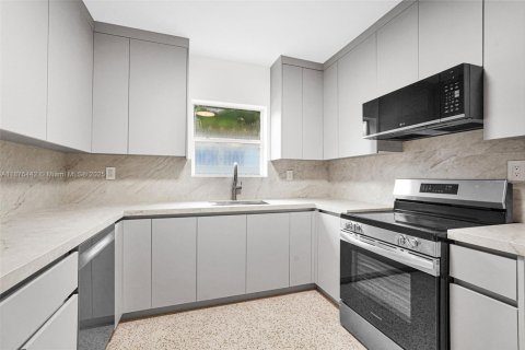 Casa en alquiler en Miami, Florida, 4 dormitorios, 127.37 m2 № 1896358 - foto 2