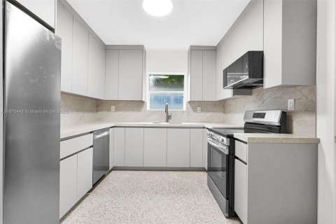 Casa en alquiler en Miami, Florida, 4 dormitorios, 127.37 m2 № 1896358 - foto 4