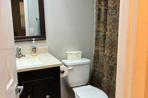 Condo in Sunrise, Florida, 2 bedrooms № 1995667 - photo 21