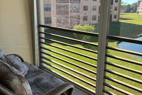 Condo in Sunrise, Florida, 2 bedrooms № 1995667 - photo 23