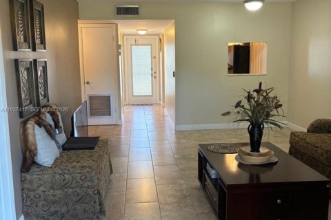 Condo in Sunrise, Florida, 2 bedrooms № 1995667 - photo 3